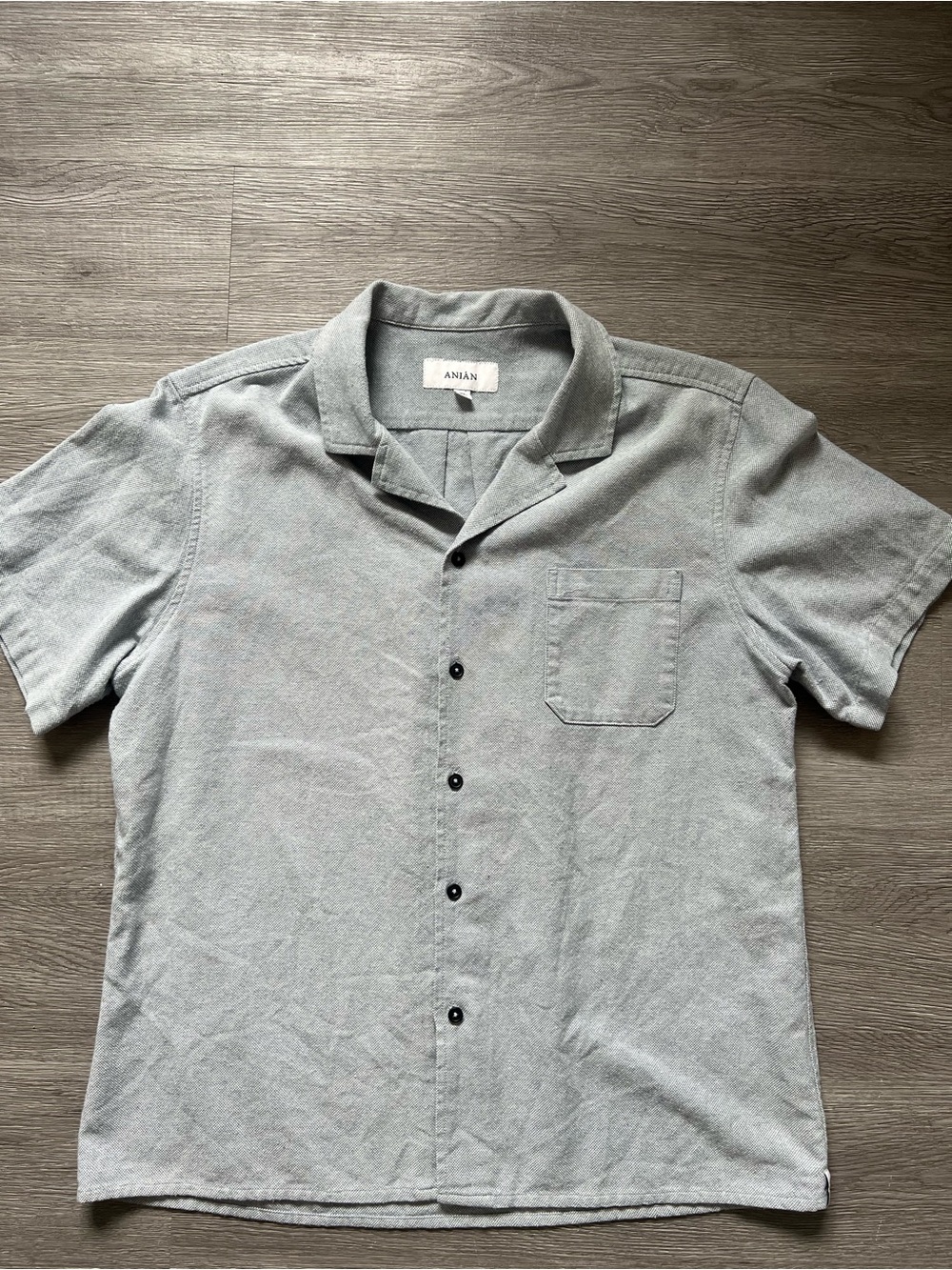 Anian Men's Short Sleeve Button-Down Shirt in Light Gray